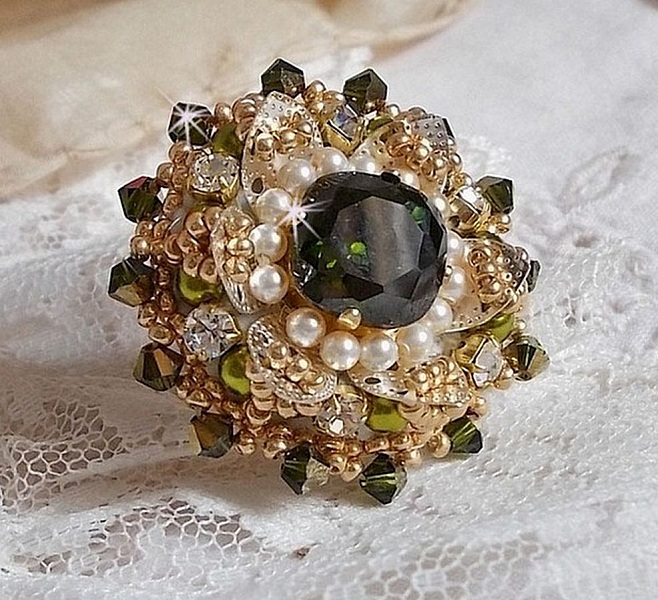Ring L'Oiseau des Iles Green Silver broderad med p&auml;rlor, Swarovski kristaller och fr&ouml;p&auml;rlor