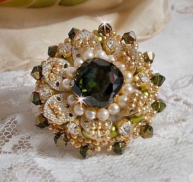 Ring L'Oiseau des Iles Green Silver broderad med p&auml;rlor, Swarovski kristaller och fr&ouml;p&auml;rlor