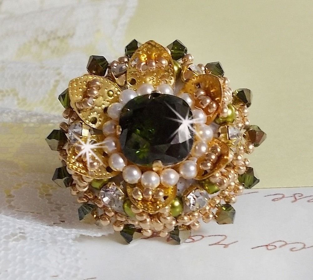 L'Oiseau des Iles Green Gold Ring broderad med Swarovski kristaller, chatons, pärlor och fröpärlor