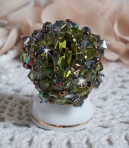 Bague Olivine avec des Cristaux de Swarovski et des perles de boh&ecirc;me