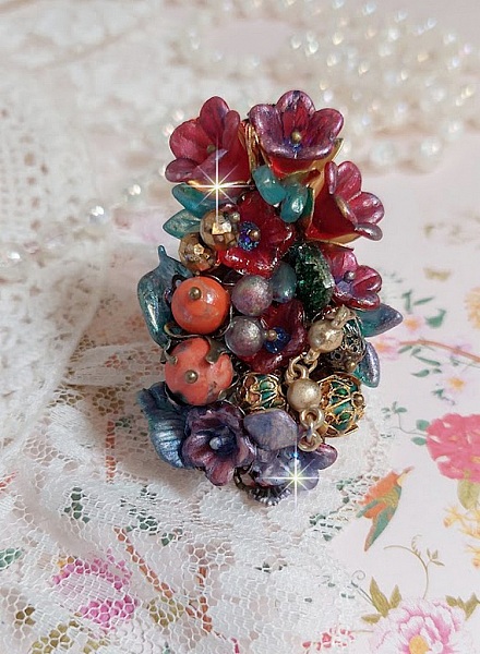 Bague Onia pour une composition florale cr&eacute;&eacute;e avec des cristaux, fleurs : perles, clochettes, pens&eacute;es, gouttes Druzy,  pierre de gemme : le Corail, perles cloisonn&eacute;es et bague ovale en Laiton