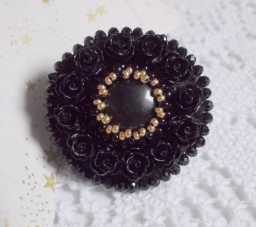 Cleopatra-ring broderad med svart onyx, svarta rosor i harts och fröpärlor.