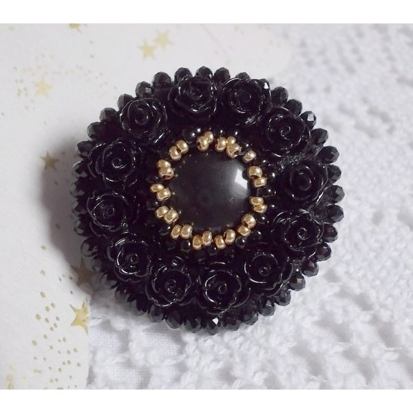 Cleopatra-ring broderad med svart onyx, svarta rosor i harts och fröpärlor.