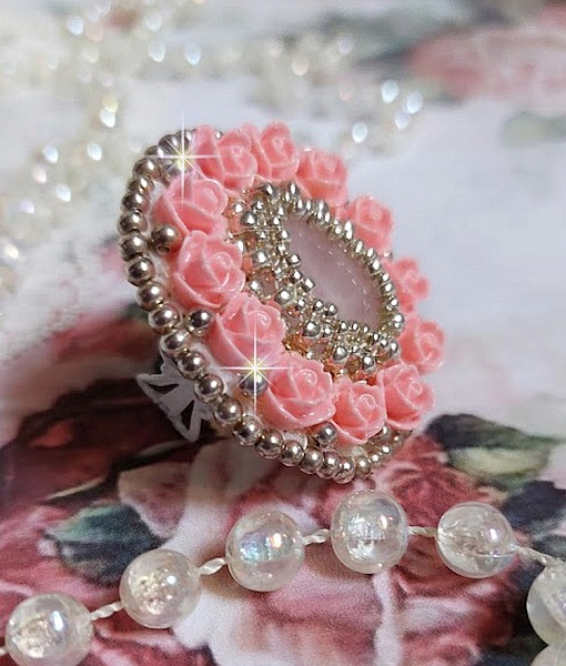 Parisian Roses ring broderad med en kvarts cabochon prydd med harts rosor och rocailles