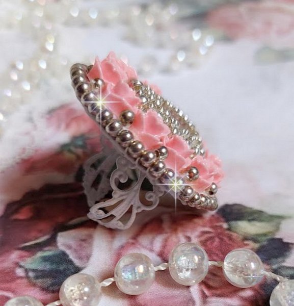Parisian Roses ring broderad med en kvarts cabochon prydd med harts rosor och rocailles