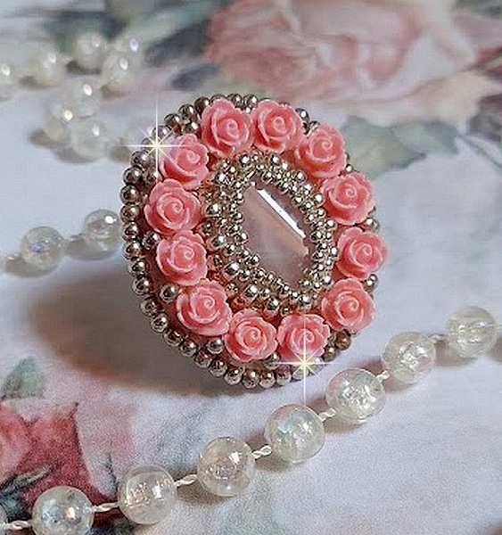Parisian Roses ring broderad med en kvarts cabochon prydd med harts rosor och rocailles