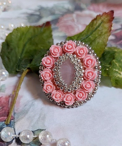 Parisian Roses ring broderad med en kvarts cabochon prydd med harts rosor och rocailles
