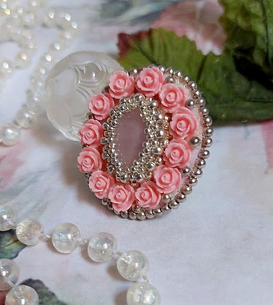 Parisian Roses ring broderad med en kvarts cabochon prydd med harts rosor och rocailles