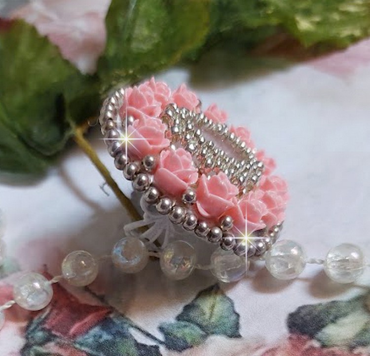 Parisian Roses ring broderad med en kvarts cabochon prydd med harts rosor och rocailles