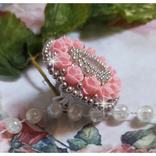 Parisian Roses ring broderad med en kvarts cabochon prydd med harts rosor och rocailles