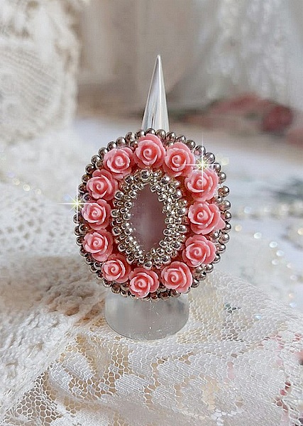 Parisian Roses ring broderad med en kvarts cabochon prydd med harts rosor och rocailles