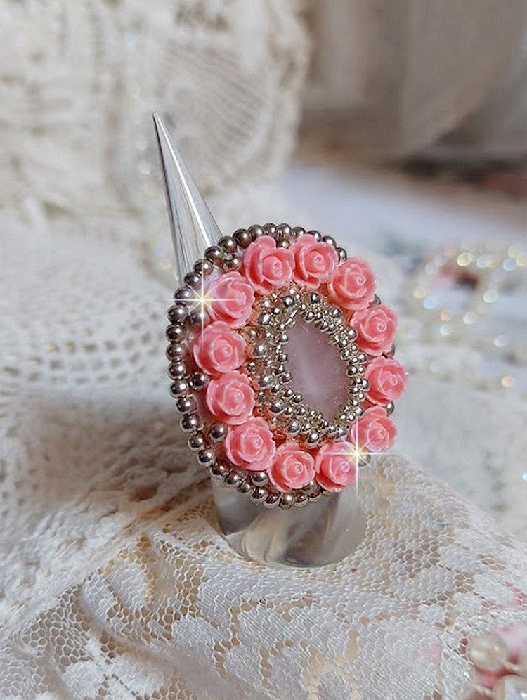 Parisian Roses ring broderad med en kvarts cabochon prydd med harts rosor och rocailles
