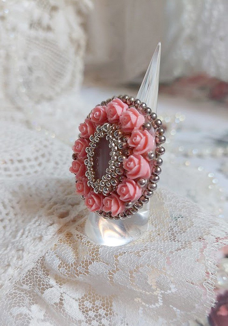 Parisian Roses ring broderad med en kvarts cabochon prydd med harts rosor och rocailles
