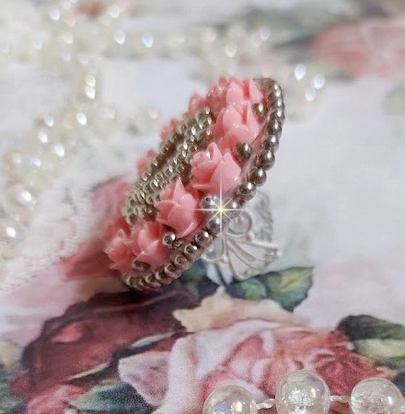 Parisian Roses ring broderad med en kvarts cabochon prydd med harts rosor och rocailles