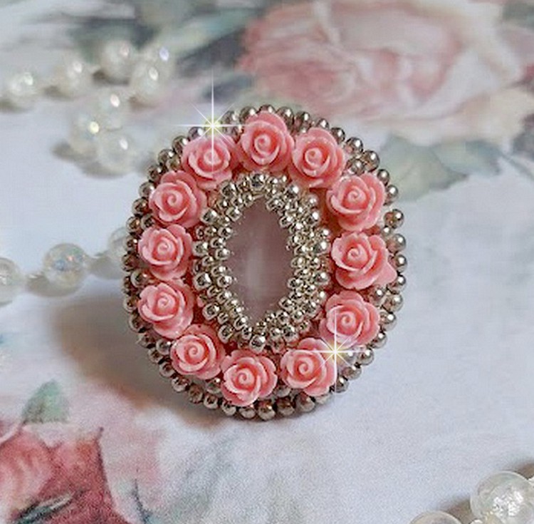 Parisian Roses ring broderad med en kvarts cabochon prydd med harts rosor och rocailles