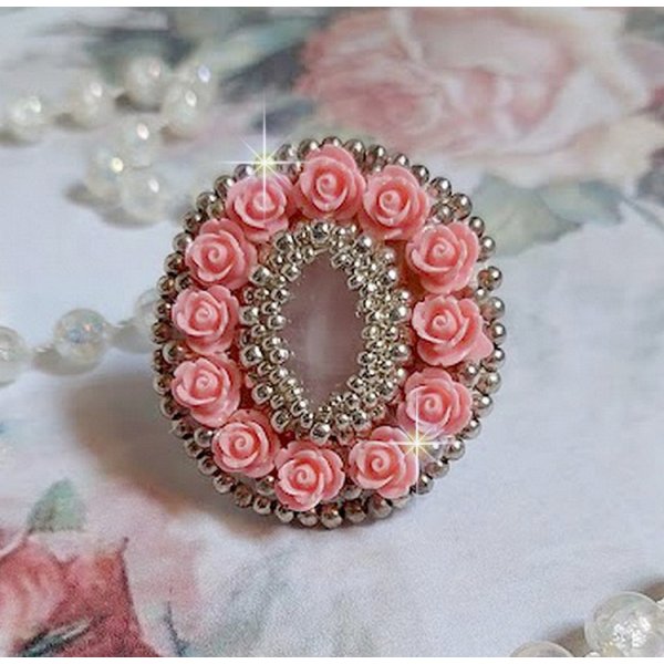Parisian Roses ring broderad med en kvarts cabochon prydd med harts rosor och rocailles