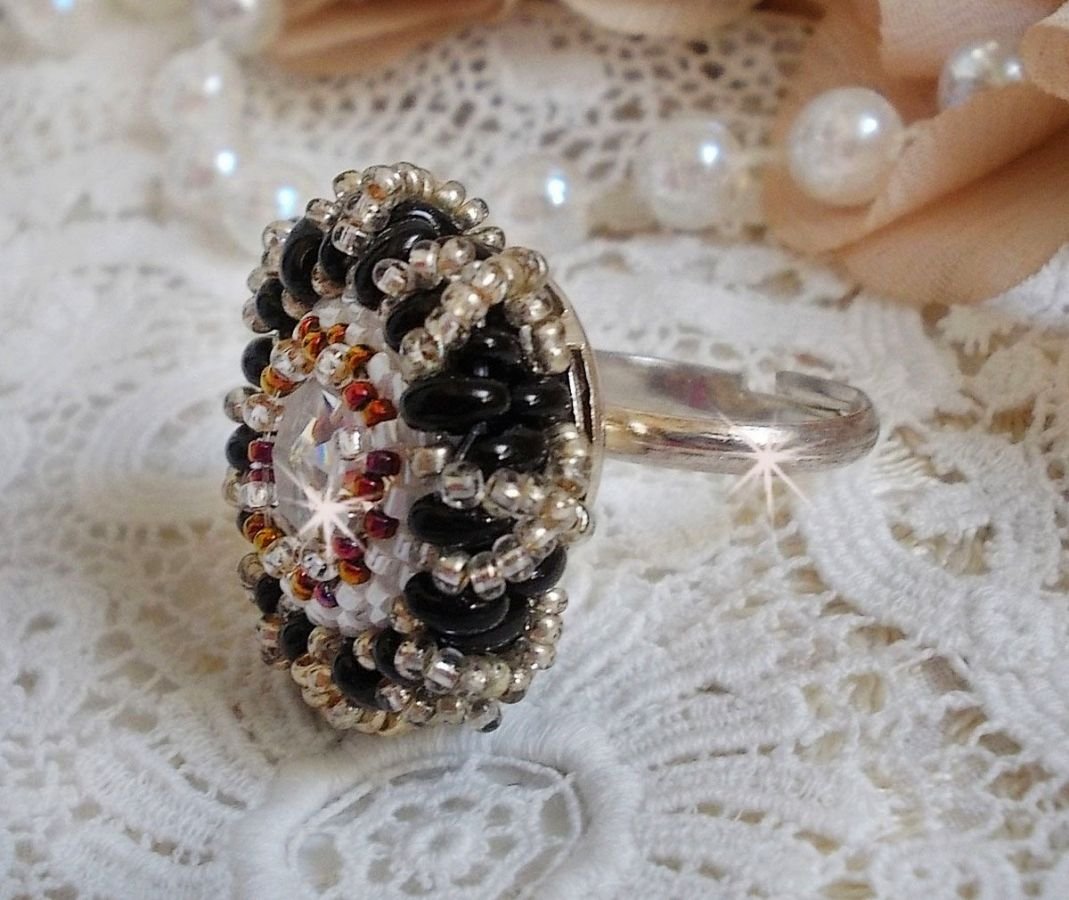 Passion ring broderad med Swarovski kristall och fröpärlor 