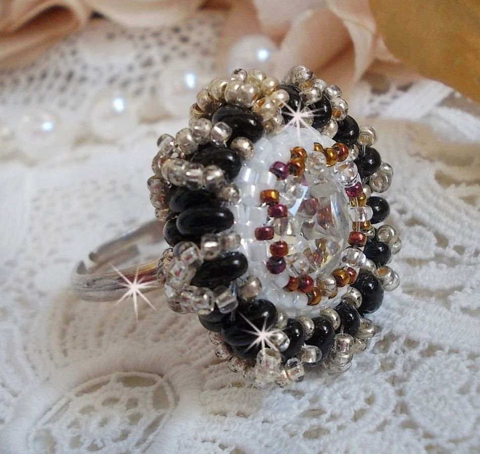 Passion ring broderad med Swarovski kristall och fröpärlor 