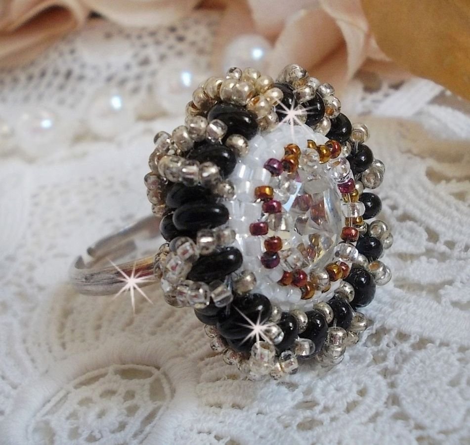 Passion ring broderad med Swarovski kristall och fröpärlor 