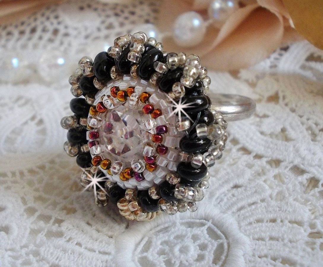 Passion ring broderad med Swarovski kristall och fröpärlor 