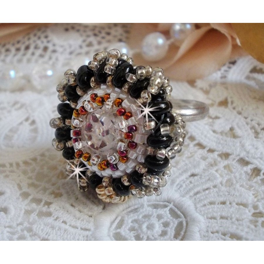 Passion ring broderad med Swarovski kristall och fröpärlor 