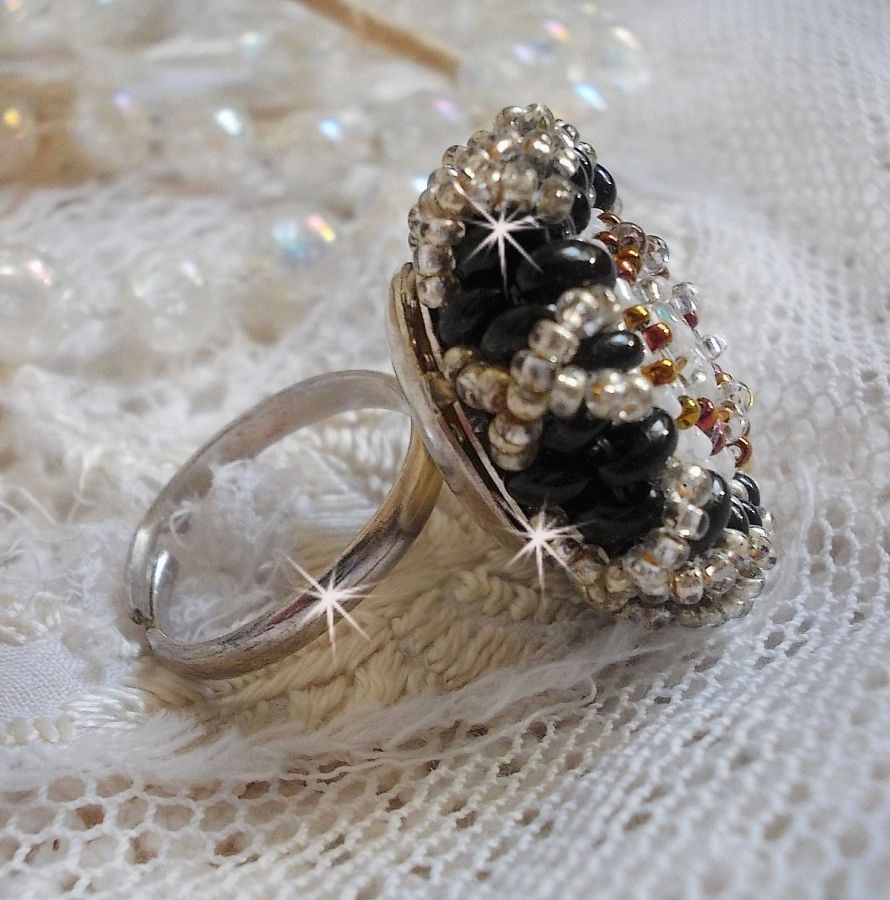 Passion ring broderad med Swarovski kristall och fröpärlor 
