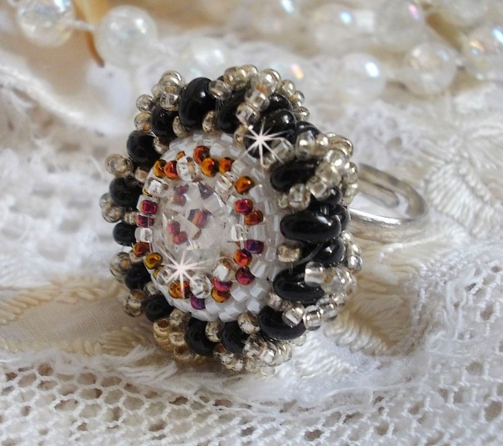 Passion ring broderad med Swarovski kristall och fröpärlor 