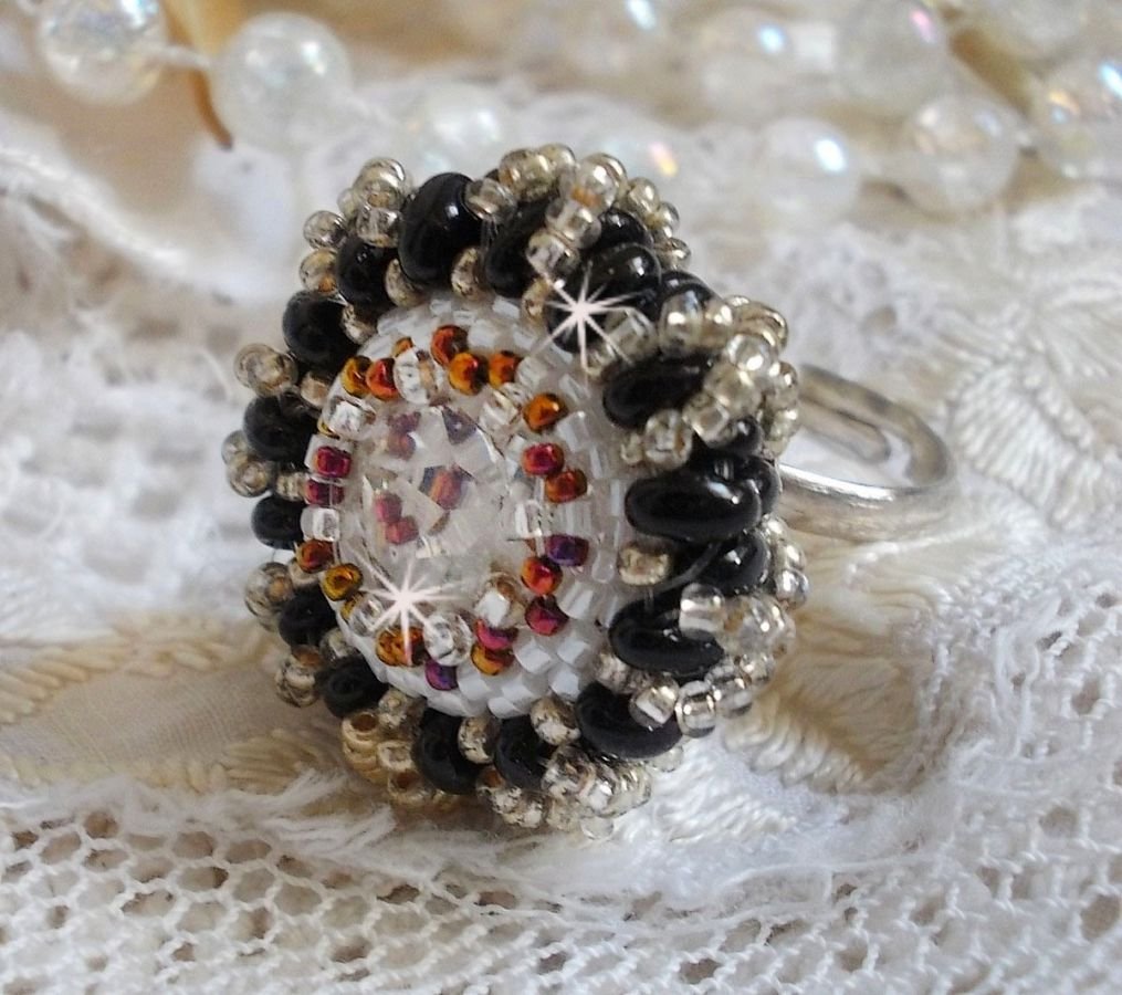 Passion ring broderad med Swarovski kristall och fröpärlor 