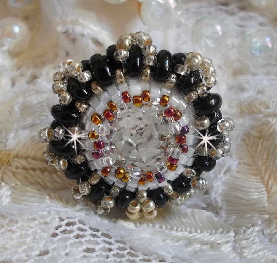 Passion ring broderad med Swarovski kristall och fröpärlor 