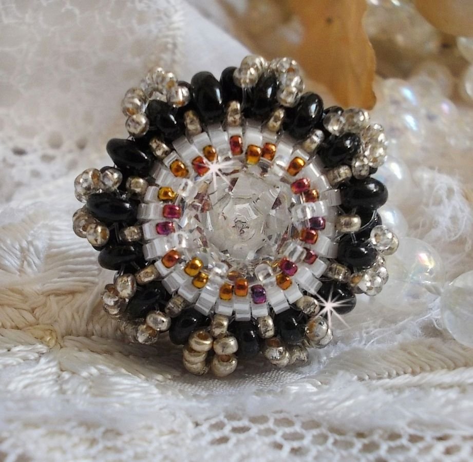 Passion ring broderad med Swarovski kristall och fröpärlor 
