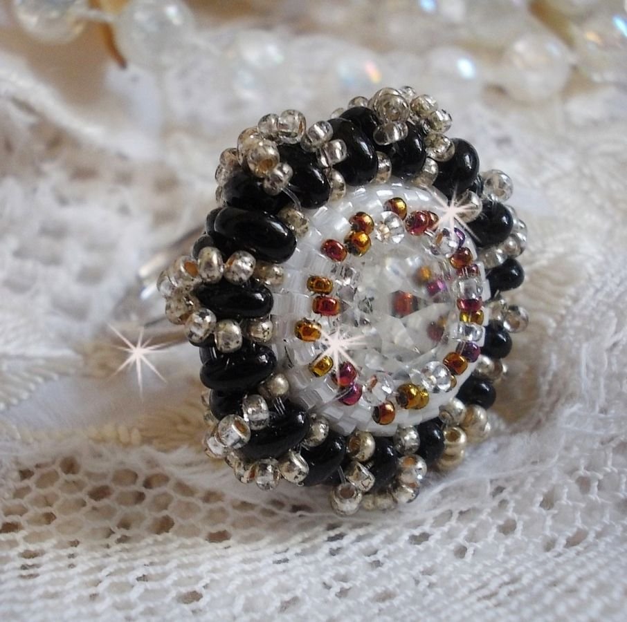 Passion ring broderad med Swarovski kristall och fröpärlor 