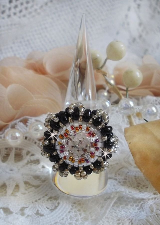 Passion ring broderad med Swarovski kristall och fröpärlor 