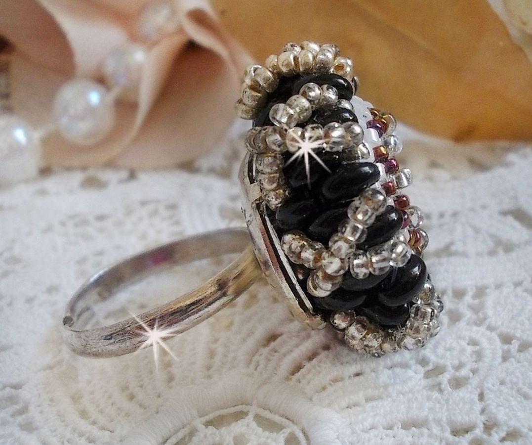 Passion ring broderad med Swarovski kristall och fröpärlor 