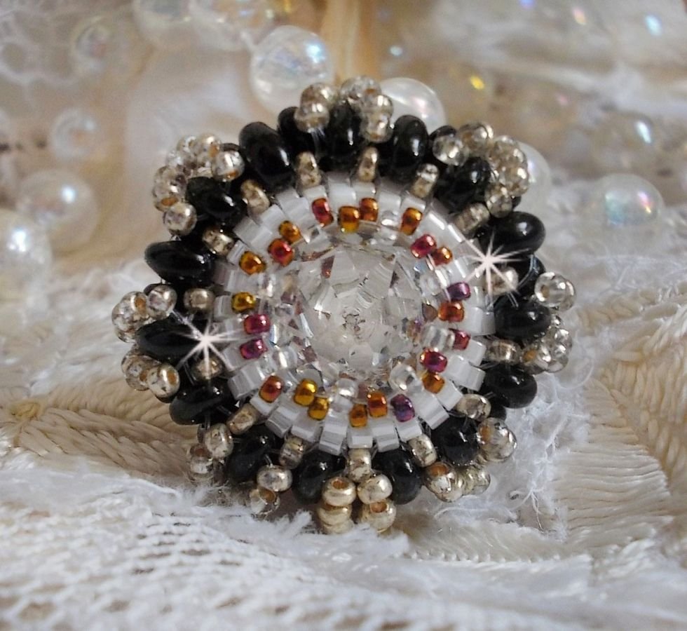 Passion ring broderad med Swarovski kristall och fröpärlor 