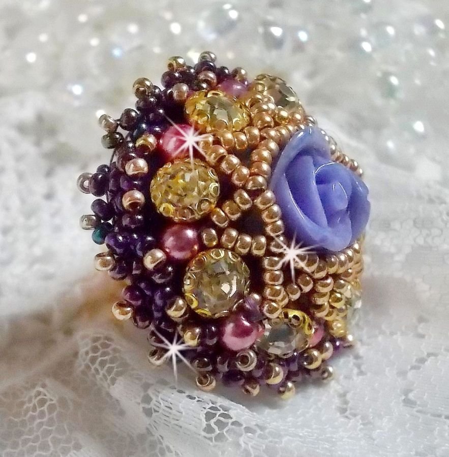 La Passionnée de Venise ring broderad med en lila hartsblomma och Crystal strass.