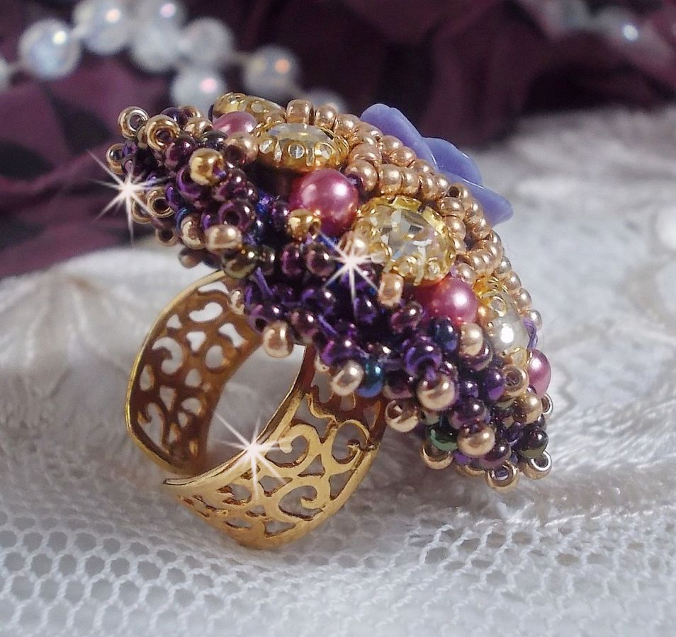 La Passionnée de Venise ring broderad med en lila hartsblomma och Crystal strass.