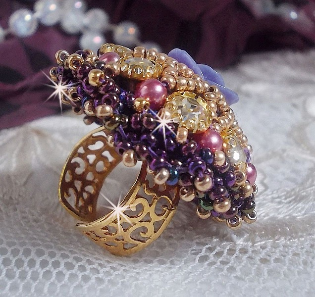 La Passionn&eacute;e de Venise ring broderad med en lila hartsblomma och Crystal strass.