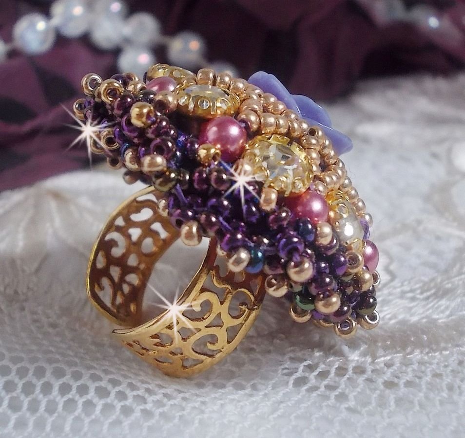 La Passionnée de Venise ring broderad med en lila hartsblomma och Crystal strass.