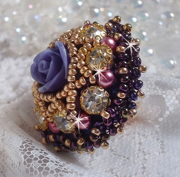 La Passionn&eacute;e de Venise ring broderad med en lila hartsblomma och Crystal strass.