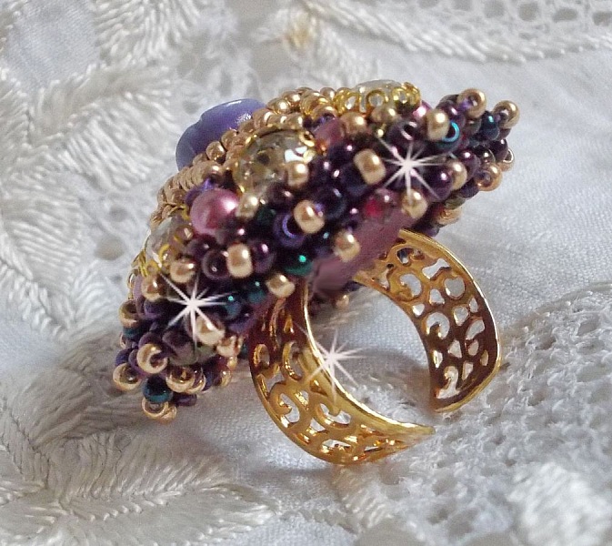 La Passionn&eacute;e de Venise ring broderad med en lila hartsblomma och Crystal strass.