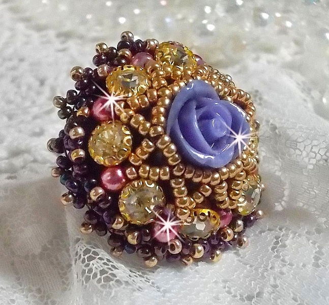 La Passionn&eacute;e de Venise ring broderad med en lila hartsblomma och Crystal strass.