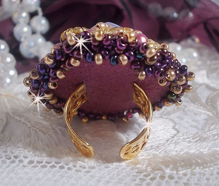 La Passionn&eacute;e de Venise ring broderad med en lila hartsblomma och Crystal strass.