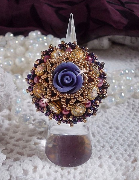La Passionn&eacute;e de Venise ring broderad med en lila hartsblomma och Crystal strass.