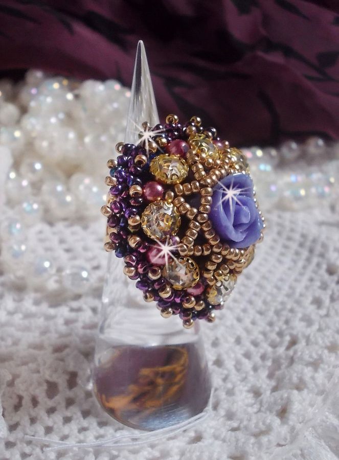 La Passionnée de Venise ring broderad med en lila hartsblomma och Crystal strass.
