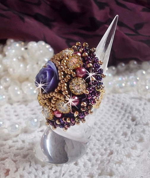 La Passionn&eacute;e de Venise ring broderad med en lila hartsblomma och Crystal strass.