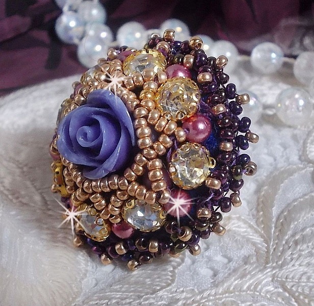 La Passionn&eacute;e de Venise ring broderad med en lila hartsblomma och Crystal strass.