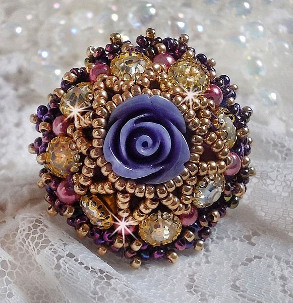 La Passionn&eacute;e de Venise ring broderad med en lila hartsblomma och Crystal strass.