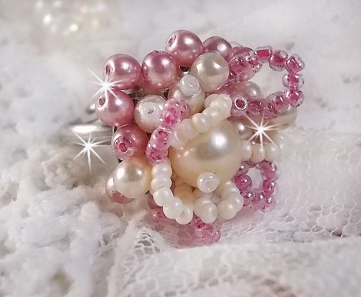 Bague D&eacute;tente avec des perles nacr&eacute;es de Swarovski