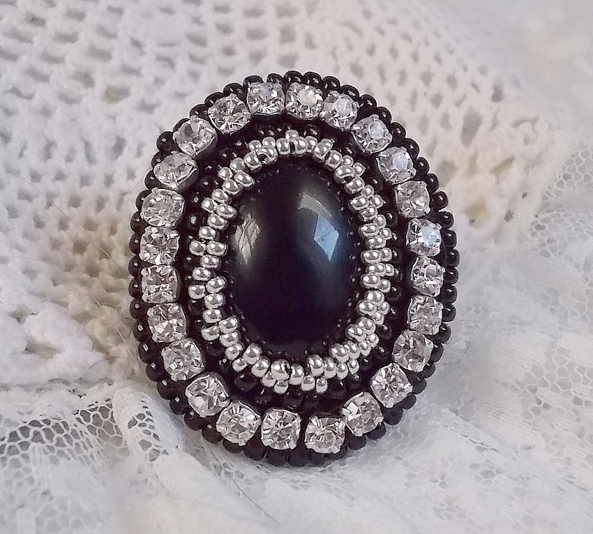 Black Stone Ring broderad med en ädelsten, svart onyx, kristaller och pärlor.