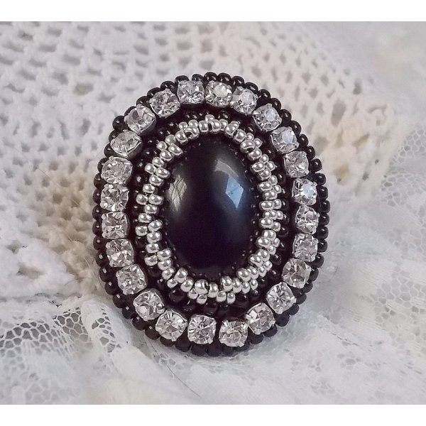 Black Stone Ring broderad med en ädelsten, svart onyx, kristaller och pärlor.